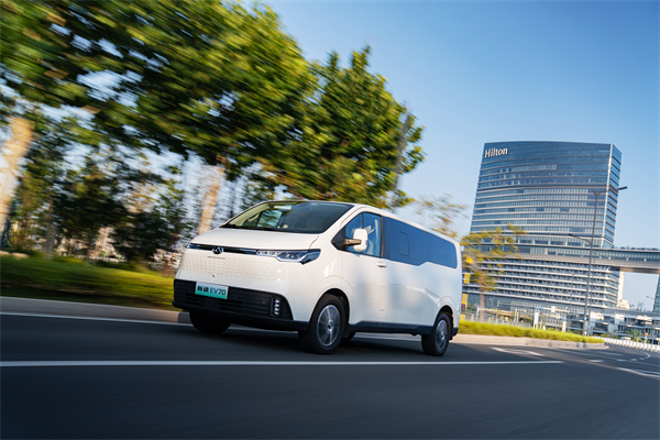 上汽大通MAXUS輕客家族“三電齊發”，大拿M1攜手2025款新途EV70、新途EV90上市發布